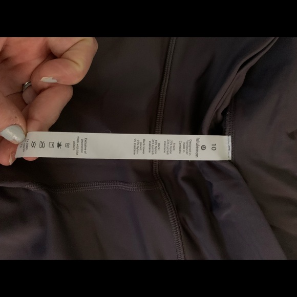 lululemon grey cropped leggings with pockets and zipper Like new- worn once - Picture 4 of 7